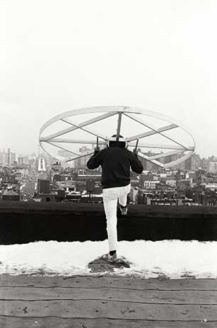 Alfons Schilling mit Sehmaschine Kleines Rad, New York 1978 Silbergelatineabzug, Foto von Janice Everett © Nachlass Alfons Schilling