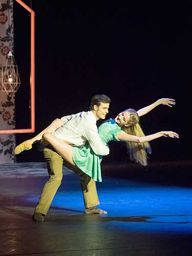 "Petruschka": Der Lehrer und seine Frau (Davide Dato, Ktharina Miffek). Alle Fotos: © Wiener Staatsballett / Ashley Taylor 