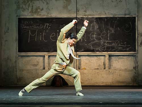 Der hilflose, gepeinigte Lehrer in Eno Peçis "Petruschka (Davide Dato) © Wiener Staatsballett / Ashley Taylor 