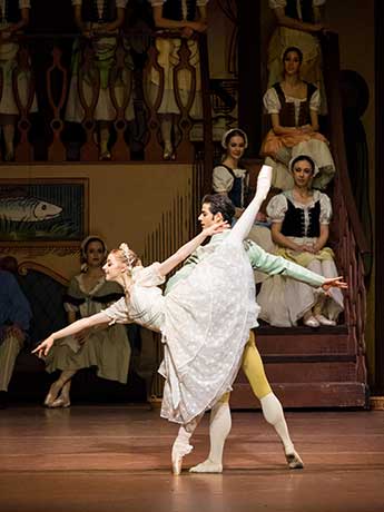 Gelungene Aabesque im Brautkleid (Dato, Mair) © Wiener Staatsballett / Ashley Taylor 