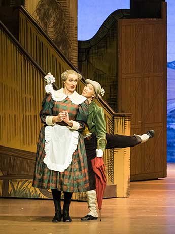 Die Witwe (Roman Lazik) und der schüchterne Aain (Masayu Kimoto) © Wiener Staatsballett / Ashley Taylor 