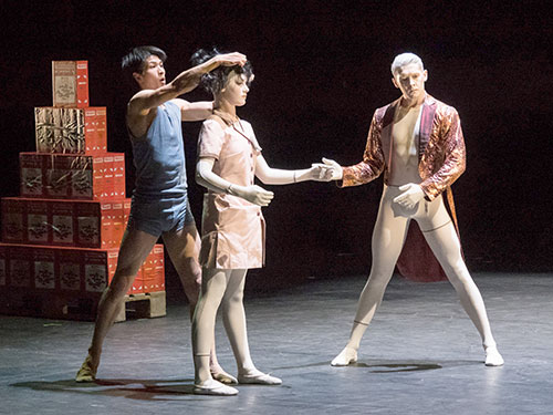 Der Feuervogel (Greig Matthews) mit Ivan (Masayu Kimoto) und Prinzessin ( Carolina Sangalli) © Wiener Staatsballett / Ashley Taylor 