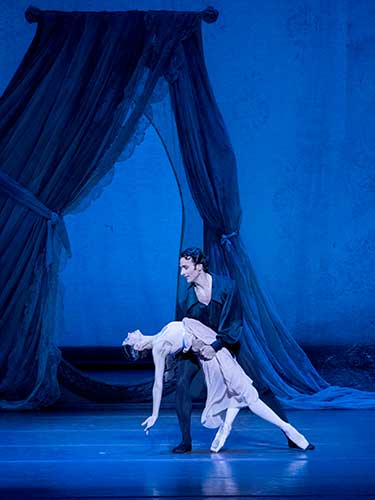 Tatjana träumt dass Onegin sie wiederliebt (Yakovleva, Lazik). © Wiener Staatsballett / Ashley Taylor  