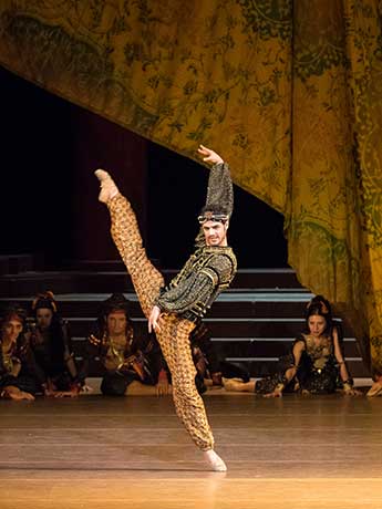 Davide Dato: Abderachman © Wiener Staatsballett / Ashley Taylor 