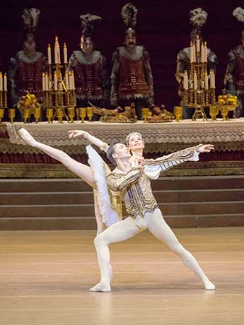 Die Protaginistinnen:Lidumilla Konovalova (Reymonda), Robert Gabdullin (Jean de Brienne)