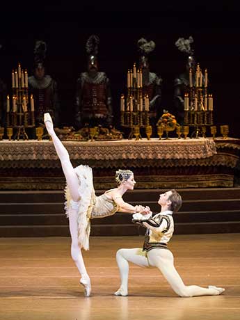 Maria Yakovleva als Raymonda mit Denys Cherevychko, Jena de Brienne © Wiener Staatsballett / Ashley Taylor 