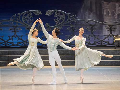 Zwei Freundinnen und ein Prinz (Nikisha Fogo, Masayu Kimoto, Ioanna Avraam). Alle Bilder: © Wiener Staatsballett / Ashley Taylor 