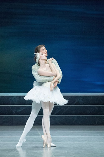 Prinz Siegfried Im Pas de deux mit Odette:  Die Liebe kommt später (Feyferlik, Nina Poláková)