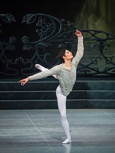 Leonardo Basilio, zeigt als  Prinz Siegfried gute Figur. Alle Bilder © Wiener Staatsballett / Ashley Taylor 