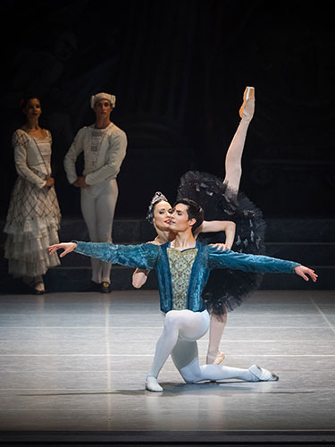 Verführung in Schwarz: Liudmila Konovalova, Leonardo Basilio (Im Hintergrund Rebecca Horner, Alexis Forabosco, zwei "spanische Tänzer".) 