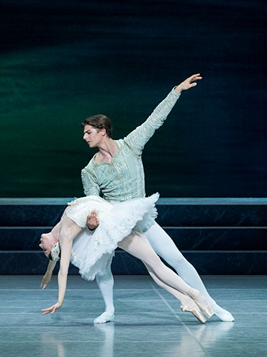 Der Prinze und die Schwanenkönigin (Shishov, Poláková) © Wiener Staatsballett / Ashley Taylor 