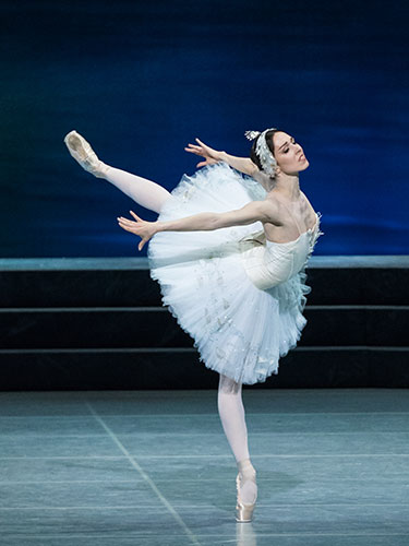 Nina Poláková: biegsam in Weiß und Schwarz. © Wiener Staatsballett / Ashley Taylor 