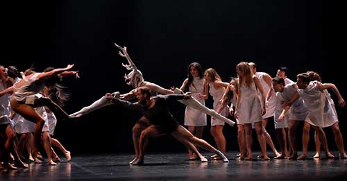 Ausschnitt aus  "Peer Gynt" getanzt vom Lettischen Nationalballett.  © https://www.opera.lv/en/article/choreography-of-edward-clug-in-the-ballet-peer-gynt-1706/