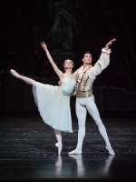 Natascha Mair mit Leonardo Basilio, als prinzlicher Debütant. © Wiener Staatsballett / Ashley Taylor 