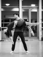 Msayu Kimoto (Roméo) probt mit Maria Yakovleva (Juliette). Alle Probenfotos © Wiener Staatsballett / Ashley Taylor 