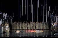 Die Liebenden sind tot, Pater Lorenzo betet um Frieden, singend Yasushi Hirano,re.) und tanzend (Roman Lazik). Capulets und Montagues (der verstärkte Volkspernchor) benötigen lange Zeit, bis sie begreifen. 