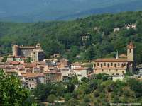 Der zweite Schauplatz: Calian mit Burg und  Kirchturm © Gilles Castle Laurence Poignard /visitvar.fr/ http://www.visitvar.fr/willkommen-in-der-provence-cote-azur/le-var/pays-de-fayence/callian