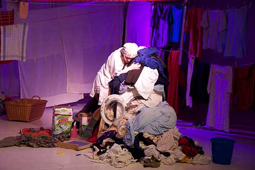 Chaos in der "Waschküche" © Theater Ansicht 