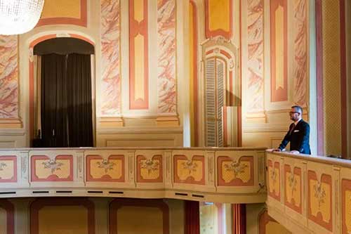 Intendant Bernd R. Bienert im ehemaligen Hoftheater, Schloss Laxenburg. © Johannes Novohradsky