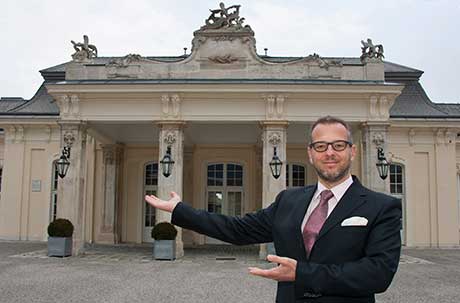 Bernd R. Bienert vor dem Schlosstheater Laxenburg. © Barbara Pálffy