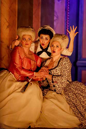 Dorabella, Despina, Fiordiligi (Juliette Mars, Megan Kahts, Anne Wieben) im Teatro Barocco von Bernd Bienert 