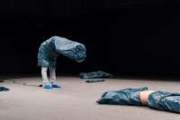 Ein Stück Bauch (Barsuglia) und die wunderbaren blitzblauen Socken von Soulimenko. © Erli Gruenzweil