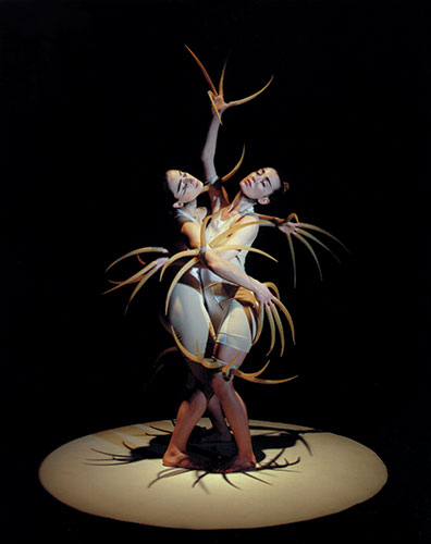 Skulpur unter der Lichtdusche: Mathilde Monnard und Dominique Porte In "Le Sacre du Printemps" © Marie Chouinard