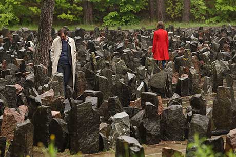 Ein ernster Moment in Rga: gedekminute auf dem Friedhof (Henlein, Eidinger)
