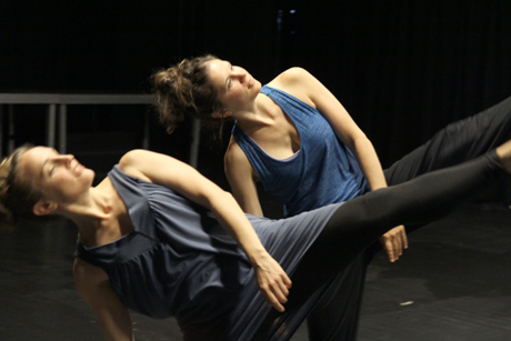 Tänzerinnen  Leonie Humitsch,  Astrid Seidler © Ulrich Kaufmann
