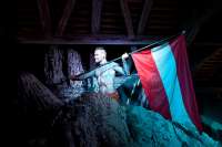 Graf Ledebur (Dietmar Bruckmayr) hält die Fahne hoch. Den rotweißroten Wurstel kann keiner erschlagen. 