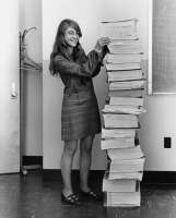 Margaret Hamilton1969 neben ihr die Asudrucke des Quellcodes. © Draper Laboratory / lizenzfrei