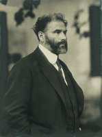 Moriz Nähr: Gustav Klimt vor seinem Atelier, 1917.  ARGE Sammlung Gustav Klimt ,Dauerleihgabe im Leopold Museum. Foto: Leopold Museum / Manfred Thumberger