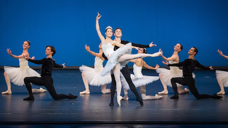 Hashimoto, Cherevychko in "Symphonie in C". © Wiener Staatsballett / Ashley Taylor 