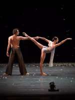 "Murmuration": Roman Lazik und Ketevan  Papava, ein besonderes Paar. © Wiener Staatsballett / Ashley Taylor 