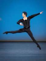 Auch Masayu Kimoto brilliert (mit Maria Yakovleva) in "Symphonie in C". © Wiener Staatsballett / Ashley Taylor 