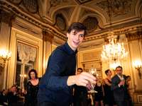 Jakob Feyferlik, Solotänzer, nicht nur am "Ende einer Cocktailparty" aus Black Cake. 