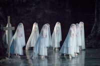 "Giselle" und die Willis tanzten schon im Juni 2018. © Wiener Staatsballett / Ashley Taylor 