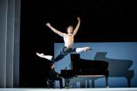 Mit federnden Luftsprüngen zeigt Beethoven (Aleix Martinez) Freude und gute Laune. 