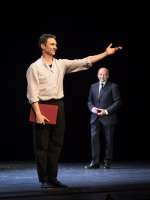 Die rote Mappe ist überreicht: Manuel Legris ist Ehrenmitglied der Wiener Staatsoper.