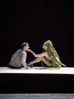 Nikisha Fogo ist die Frau in Grün, die Peer  (Cherevychko) ein Kind gebiert, das er angeekelt wegwirft. Alle Bilder: © Wiener Staatsballett / Ashley Taylor 