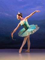 Solistin aus der Abschlussklasse in "Floras Erwachen" von Marius Petipas zur Musik von Ricardo Drigo. © Wiener Staatsballett / Ashley Taylor 