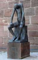 Obwohl Hiob schuldlos leiden muss, hadert er nicht mit seinem Gott. Gerhard Marcks modellierte 1957 den geplagten Hiob für die Stadt Nürnberg. © Andreas Praefcke / wikipedia
