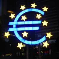 Euro-Symbol von Ottmar Horl vor der EZB in Frankfurt am Main. Auch die Europäische Zentralbank ist bedroht.  © Siekermann / wikipedia