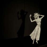 "She shoulda said No / Sie sollte Nein sagen" mit dem Don't Panic Puppet Theatre aus Griechenland. Comic-Thriller ab 14. 