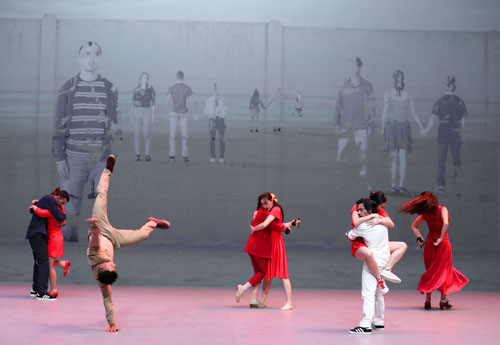 José Montalvo lässt viele "Carmen(s)" tanzen. © Patrick Berger 