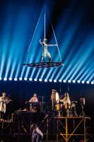 Der Zirkusengel schwebt hoch in der Luft , das Kirchenfenster dient als Plattform. © Audric Gagnon