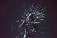 Clementine Deluy  im Stachelkostüm von Iris van Herpen. © Sebastian Bolesch