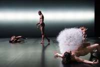 Allmählich entpuppen sich Tänzerinnen und Tänzer. Herausragend: Corey Scott Gilbert. ©  Bolesch