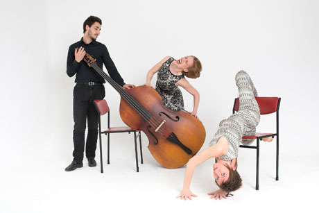 "Hiraeth" mit Bass und zwei Tänzerinnen. © Ingrid Chladek