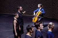 Vereint in der Musik, Tänzer Tänzerinnen, Virtuose. Rechts vorne anne Teresa De Keersmaeker. © Peter Hundert fotografiere in Berlin